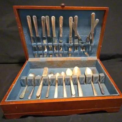 Oneida Stainless Steel Vintage Tudor Style Flatware With Felt-Lined Wooden Case