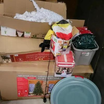 Christmas Decorations Featuring 7.5' Tree, Lighted Décor & Wreath Case