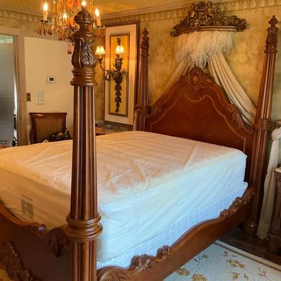 Pulaski, Queen Four Poster Bed w/Serta By Vera Wang Mattress & Bed Crown