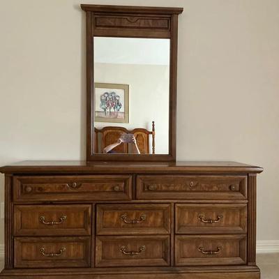 Dresser With Single Mirror