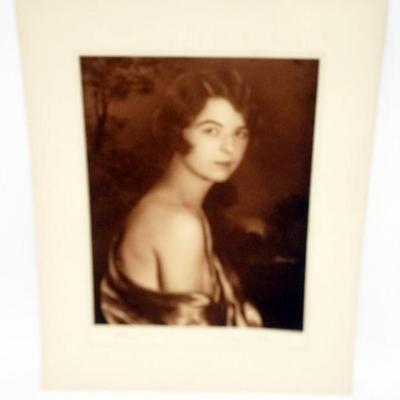 1090	H RICHARDSON CREMER PHOTOGRAPHER (1878-1942) NEW YORK, NEW JERSEY, 1928 PHOTO OF YOUNG WOMAN TITLED *ELANOR* EXHIBIT TAGS ON REVERSE
