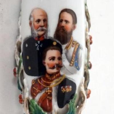 1063	GERMAN PORCELAIN PIPE W/IMAGES OF SOLDIERS & MILITARY HELMET METAL LID ON PIPE
