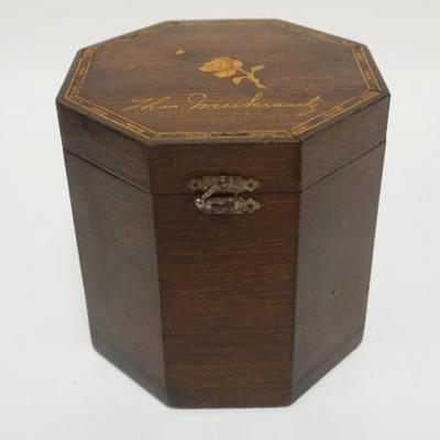 1008	ANTIQUE FEDERAL OCTAGON HINGED LID BOX W/INLAID BANDED BORDER & ROSE ON LID, APPROXIMATELY 6 IN X 6 IN X 6 IN
