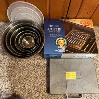 Cutlery Set W/ Extra Knives And Stainless Steel Bowls W/ Covers
