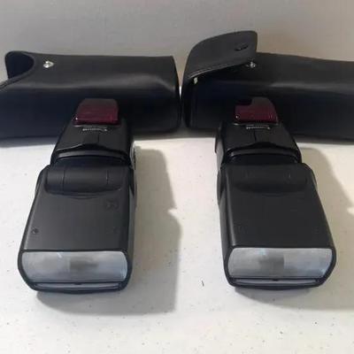 2 Canon Speedlite 580EX Camera Flash With Case