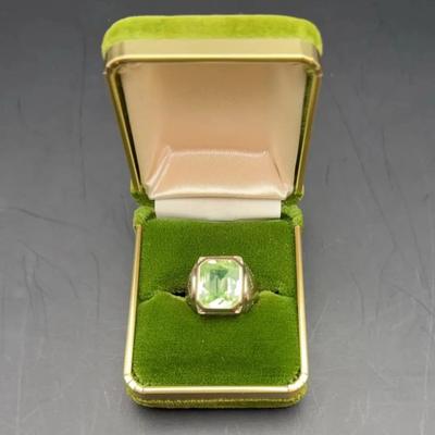 10k white gold Jeugo Ring With Green Gemstone