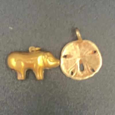 14k Gold Pig And 14k Gold Sand Dollar 3.39g