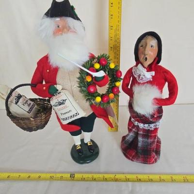 Byers Choice Carolers. Williamsburg Man & Woman 