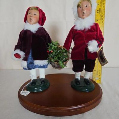 Byers Choice Carolers "Children With Holly"
