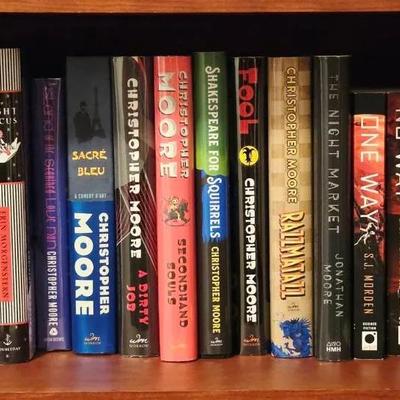 Collection of 26 Sci Fi Books Including Christopher Moore