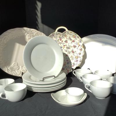 White & Floral Dishes (22 Pieces)