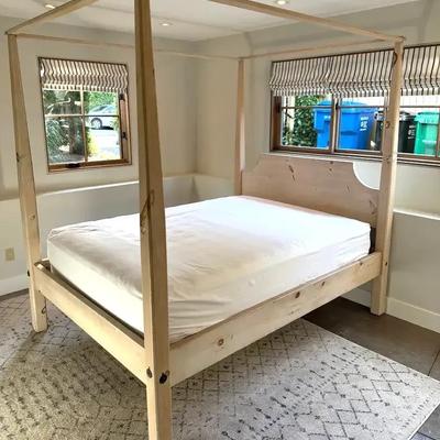 Pine wood pencil post bed