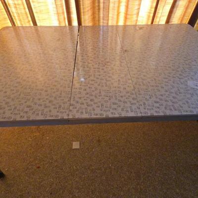 mid-century modern MCM Formica kitchen table with a "broken ice" pattern With Leaf