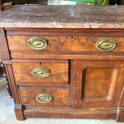 antique dry sink with marble top $99
30 X 17 X 27"