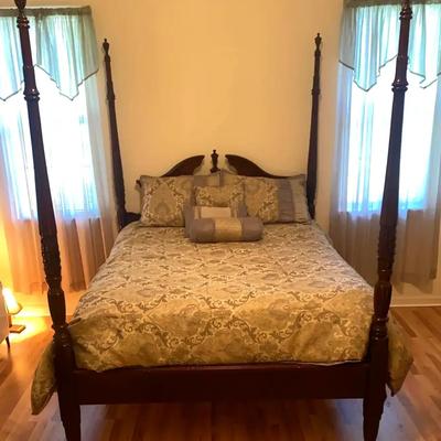Elegant Four-Poster Bed with Mattress
