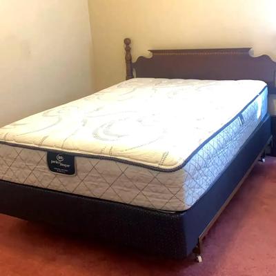 Serta Perfect Sleeper Mattress Set with Wooden Headboard
