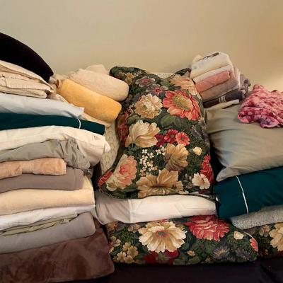 Large Collection of Twin Bedding and Towels