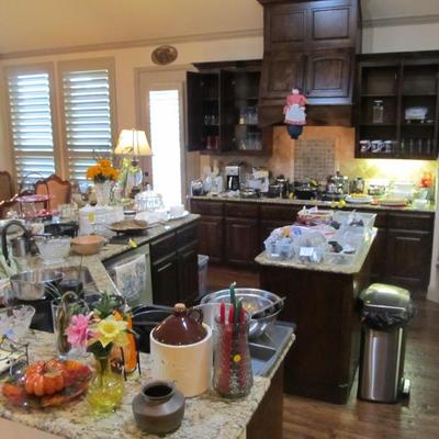 Sale Photo Thumbnail #39: A very well-stocked kitchen full of goodies