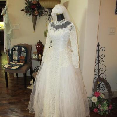 Sale Photo Thumbnail #11: Vtg mid-century wedding gown