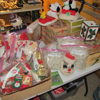 Sale Photo Thumbnail #163: Lots of cute Christmas decor