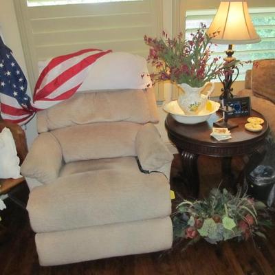 Sale Photo Thumbnail #21: Electric recliner with lumbar setting