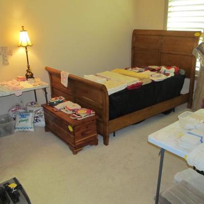 Sale Photo Thumbnail #106: Solid wood queen-size bed