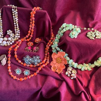 Vintage sets with clip on earrings selini