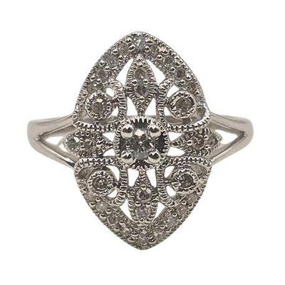 Lot 041  
10K White Gold Diamond Ring