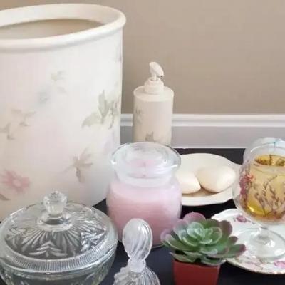 Bathroom Decor Remembrance Pattern And Avon Powder Glass Bowl
