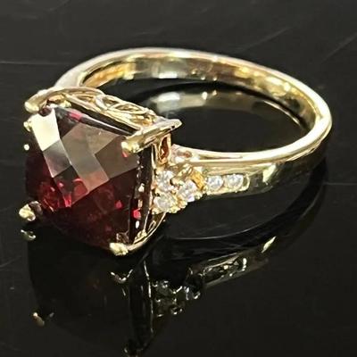 10K Yellow Gold Garnet 10 Diamond Ring 