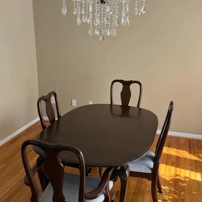 Ethan Allen ‘Georgian Court’ Dining Room Table, Plus 2 Leaves & 6 Total Chairs