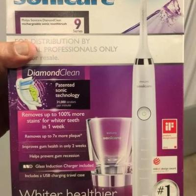WST019 (1) Unused, Like New Phillips SONICARE "DiamondClean" Dental Care Set.