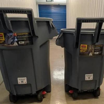 WST028 (2)LG Rubbermaid "Brute" Cans and 20' Aluminum Ladder from Werner: