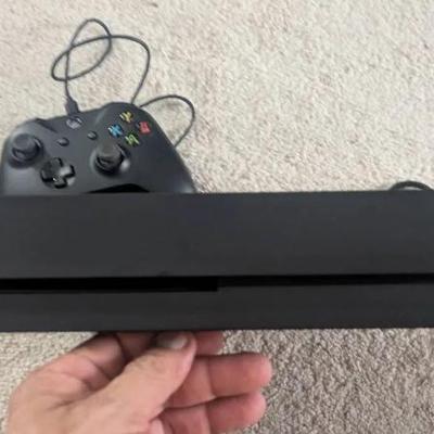WST124 (1) XBOX One Gaming System.