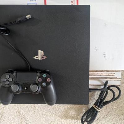 WST044 (1) PS4 PlayStation 4 Gaming System, DVD Vault and Accessories.