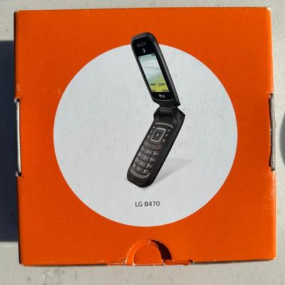 Gently Used LG B470 AT&T 3G Basic Flip Phone - Complete in Box