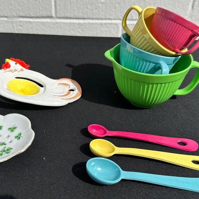 Charming Kitchen Collection: Measuring Cups, Spoons, and Ceramic Whimsies!