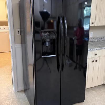 GE 21.9 Cu Ft Side By Side Refrigerator 