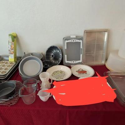 Collection Of Vintage Pyrex, Tupperware & More Baking & Food Storage Lot