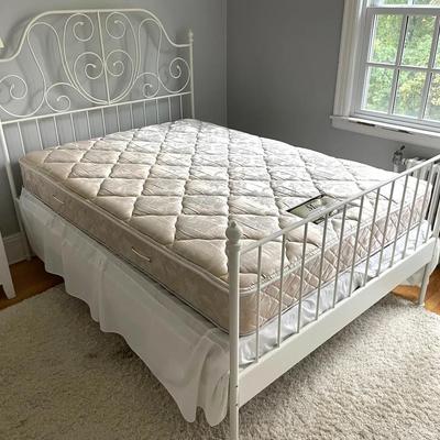 White Metal Bed (Full)