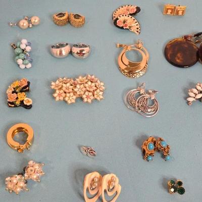 A Lot Of 23 Vintage Clip On Earrings 