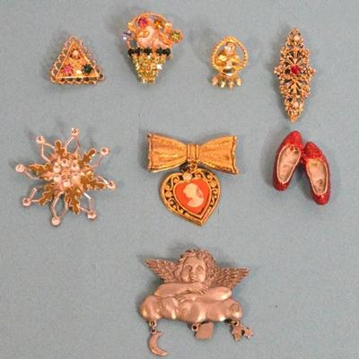 A Lot Of 8  Brooches
