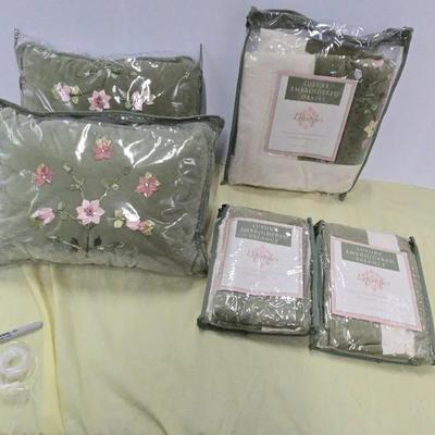 A lot of 5 pieces Life Style Brand  valances, Drapes, and Decorative pillows.