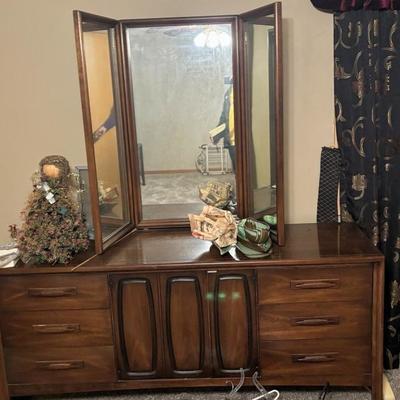 Sale Photo Thumbnail #12: Mid-Century Dresser