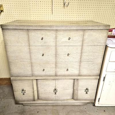  Beautiful vintage Mainline by Hooker walnut highboy dresser, a true mid-century modern classic.