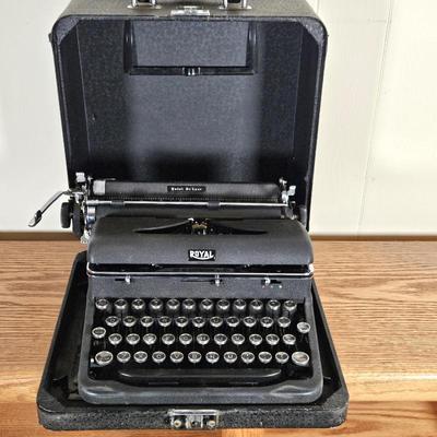  Royal Quiet De Luxe Portable Typewriter w/ Case – Vintage 1950s 1960s Mid Century Manual