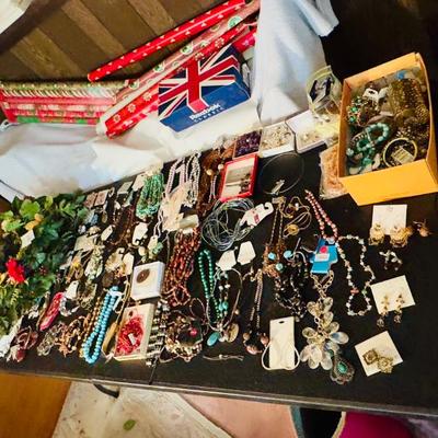 Sale Photo Thumbnail #8: Costume jewelry