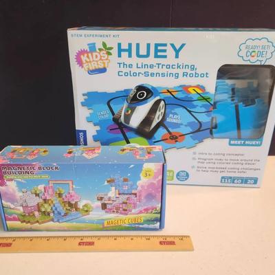 Huey Color-Sensing Robot Stem Kit & Magnetic Block Building Set