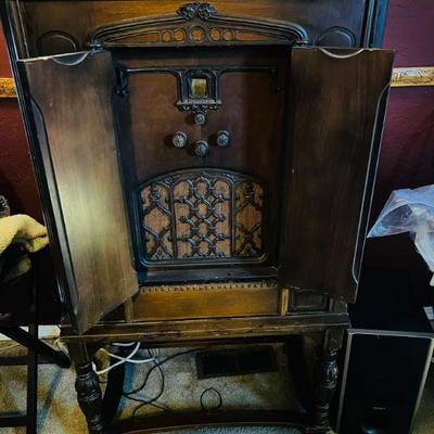 Sale Photo Thumbnail #18: 1930s Antique Radio