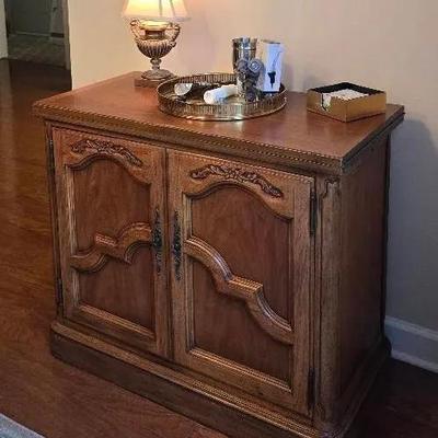 Heavy Wood Bar Cabinet With Fold Out Top, 2 Door Storage W/Dovetail Drawer, Lamp & Tray/Accessories